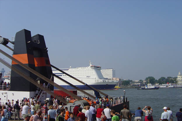 Ferrie of Cruiseschip ms Pride of Rotterdam van P&O Ferries aan de Cruise Terminal Rotterdam